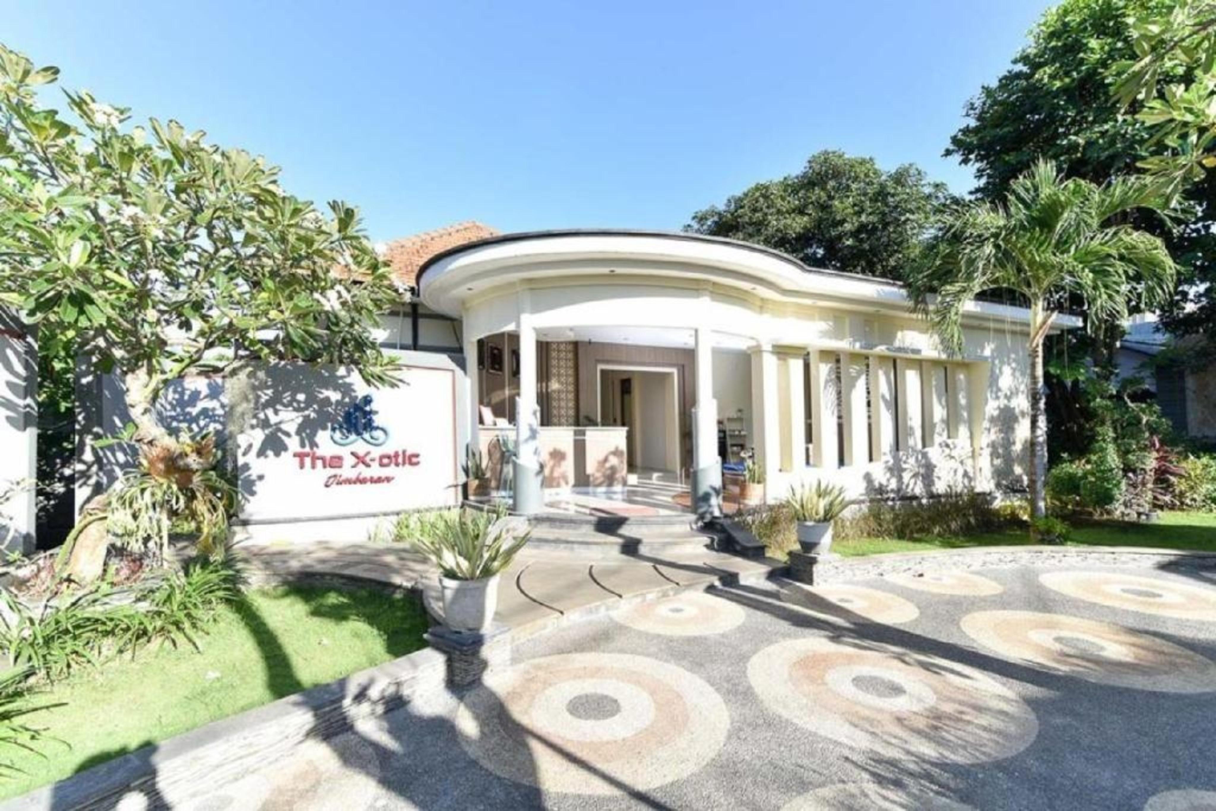 เรดดอร์ซ เนียร์ อูดายานา ยูนิเวอร์ซิตี้ จิมบารัน 2 Hotel จิมบาราน ภายนอก รูปภาพ